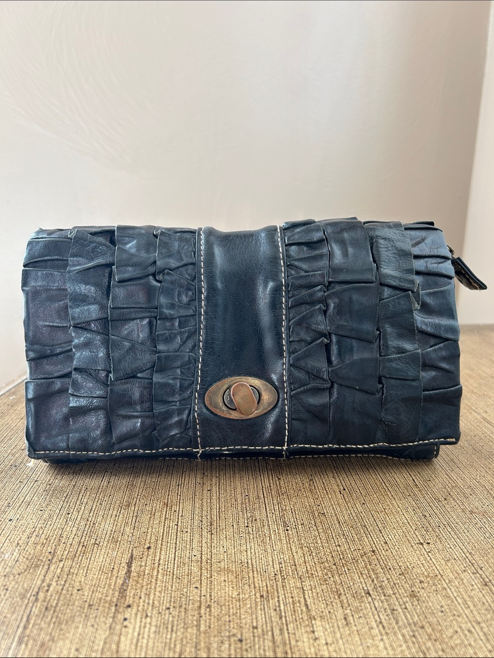 Vintage Unbranded Women’s Black Ruffle Leather Clutch - Classic Turnlock Closure